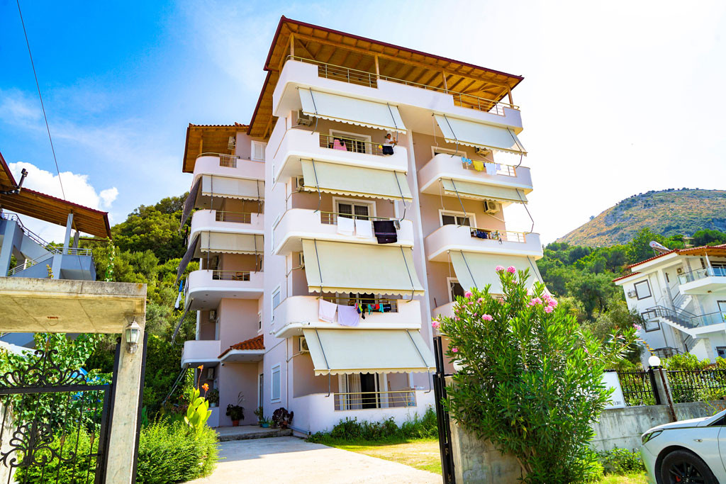 Të ndodhura në një nga plazhet më të mira në Shqipëri, Hermens Apartaments ju ofron gjithçka ju duhet për të kaluar pushimet perfekte…